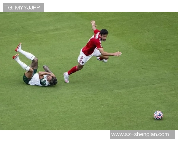 足球场上的爆笑瞬间：球星失误搞笑镜头合集，笑到停不下来